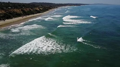 VISTA AÉREA - Surfeando en la playa de Encinitas, California, vista panorámica estática