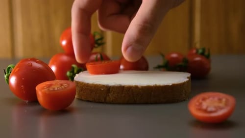 Frisches Sandwich mit Frischkäse und Kirschtomaten 4k