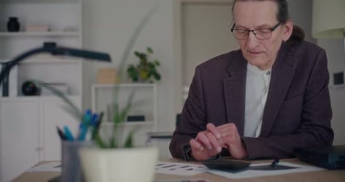 Empresario dedicado a calcular el presupuesto en la calculadora