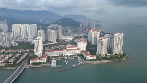 Eine Luftaufnahme von Straits Quay Marina und einer Brücke