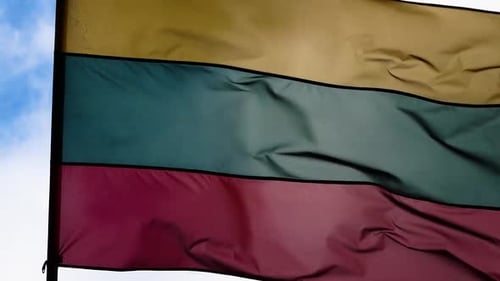 Nationalflagge Litauens bei starkem Wind aus nächster Nähe in Zeitlupe (Lietuvos Nacionalinė vėliava)