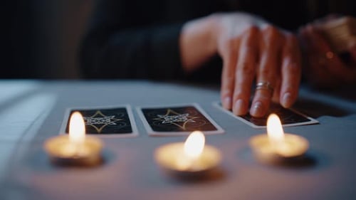 Der Tarot-Leser erstellt ein Kartenlayout