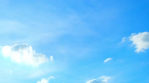 Vidéo en timelapse : magnifique ciel bleu avec nuages, time-lapse. 4K.