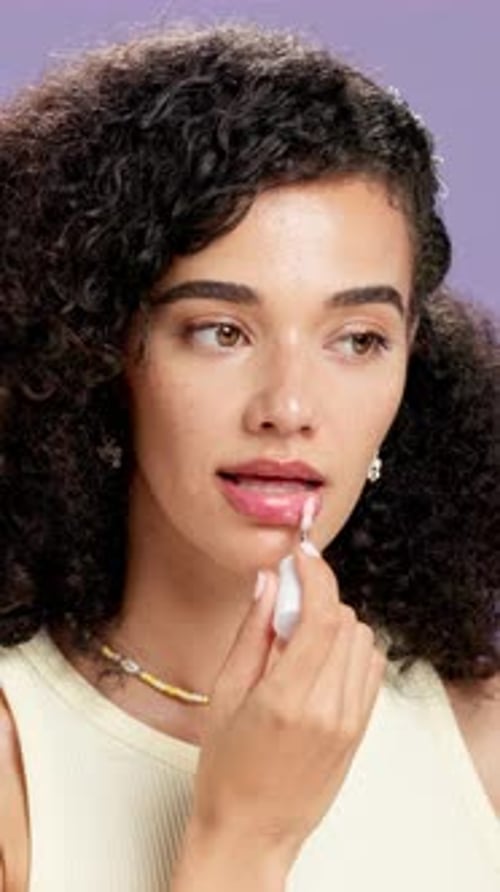 Maquillage, brillant à lèvres et femme en studio avec des cosmétiques pour l'hydratation, des soins de la peau et des produits de beauté