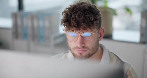 Pensador, computador e empresário trabalham em projeto, pesquisa ou proposta no escritório