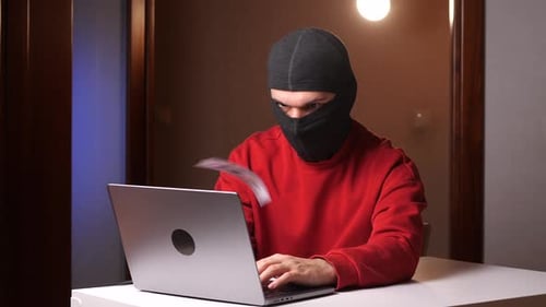 Hacker fraudador cibernético em Balaclava cometeu um crime com sucesso