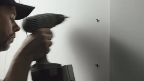 Un spécialiste dans le domaine des communications et des électriciens installe un interphone dans un
