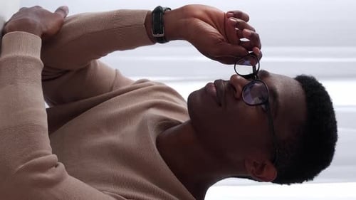 Lunettes verticales pour homme expert en entretien d'embauche