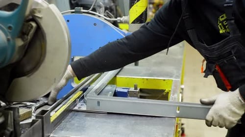 Ein Ingenieur arbeitet mit Metall an einer Pressmaschine in einer Fabrik