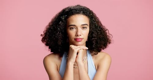 Soin des cheveux, visage et femme confiante en studio avec esthétique, beauté ou croissance