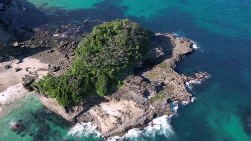 Perfekte kleine Insel mitten im Ozean, Drohnenflug