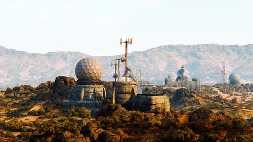 Base militar ubicada en terreno montañoso con equipo de comunicación