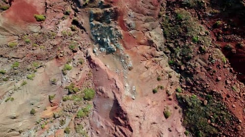 Erodierte rote Felsklippen mit vielschichtigen Hängen, Drohnenblick, helle Sandsteinschlucht