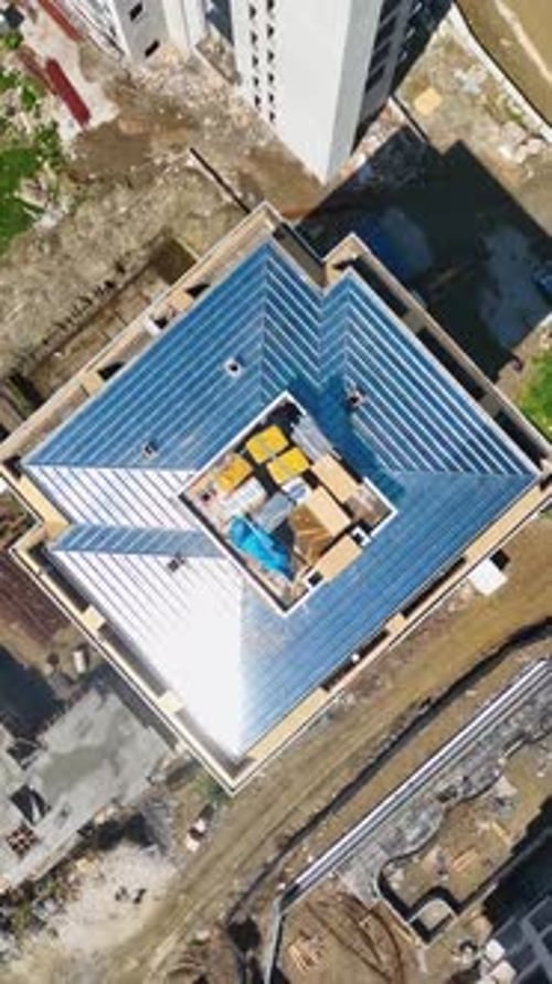Vídeo vertical: construcción en movimiento: vista aérea de una obra abierta