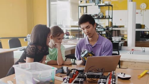 Children Learning Robotics with Young Adult Instructor