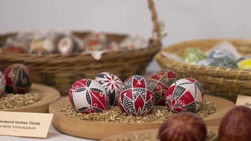 Nahaufnahme traditioneller roter, schwarzer und weißer Ostereier mit komplizierten Volksmustern