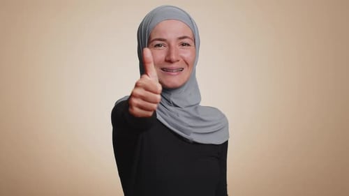 Hipster-Frau hebt Daumen hoch, stimmt zu oder gibt positive Antwort Empfiehlt Werbung Gefällt mir gut