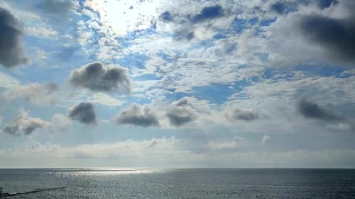 Schneller Regen und Cumuluswolken Himmel über dem Meer Sonniger Tag Jahreszeit regnerisch bewölkt
