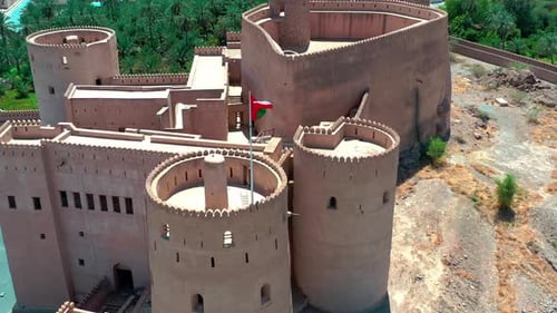 Vue aérienne d'un immense et vieux fort à Oman