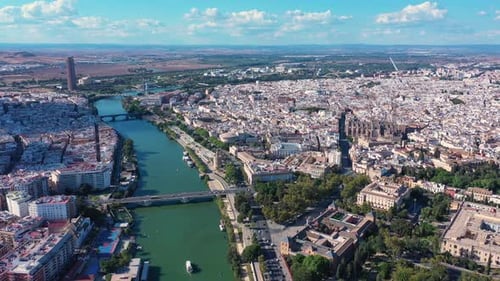 Foto aérea de uma antiga cidade histórica europeia em Sevilha, Espanha, no verão em um dia ensolarado