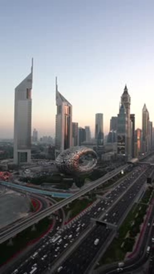 Vista do horizonte de Dubai com um entroncamento rodoviário.
Dubai