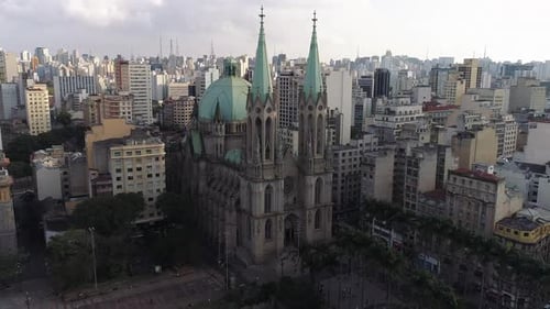 Vista aérea da Catedral da Sé, centro de São Paulo, Brasil
