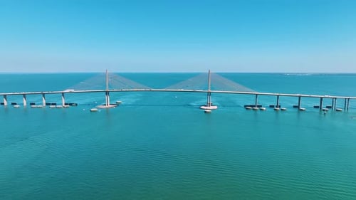 Luftbild der Sunshine Skyway Bridge über Tampa Bay in Florida mit bewegtem Verkehr