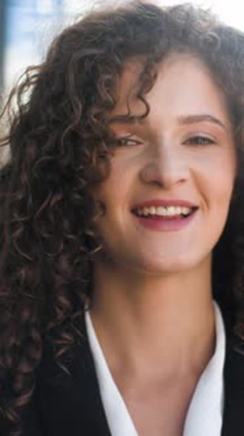 Gros plan, femme d'affaires caucasienne positive, regardant la caméra, souriant à l'extérieur en ville, portrait heureux