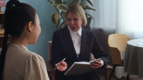 Des femmes diversifiées discutant à la maison