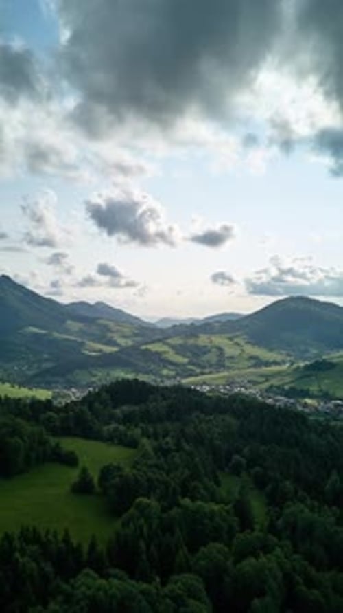 Vertikale Luftaufnahme der Berglandschaft und des Dorfes