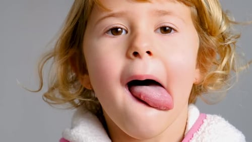 Niño mordido en la lengua y herida: enfoque selectivo