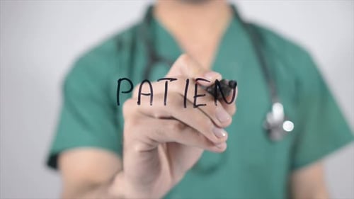 Patient, schreibt auf dem Bildschirm