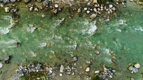 Rivière alpine turquoise - Vue aérienne de l'eau qui coule sur le lit rocheux de la rivière