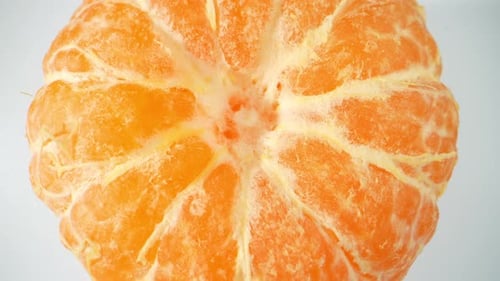 Un fruit orange sans écorce, Vidéo macro. 4K