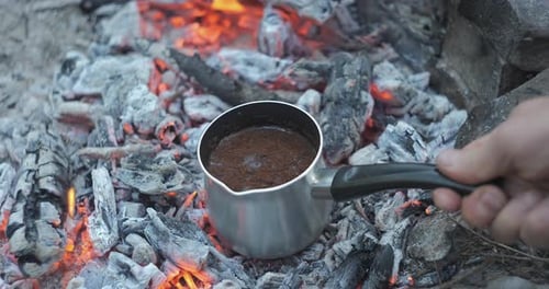 Cocinar café sobre las brasas