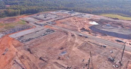 Equipo de construcción que se utiliza para construir un complejo residencial en un sitio de construcción