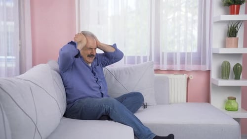 Ein alter Mann, der zu Hause einen Nervenzusammenbruch hat, schreit.