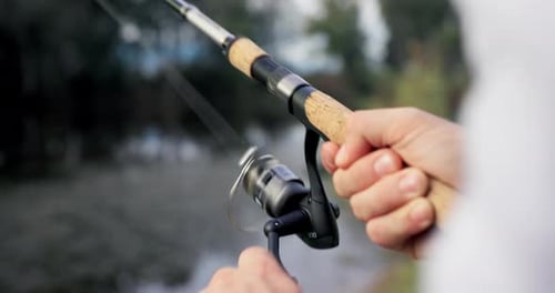 Hände, Rollen, Angelrute und See für Fang, Sport oder Hobby in der Natur, im Wald