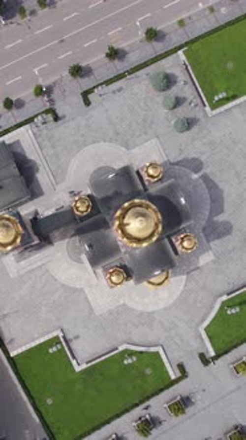 Vue aérienne par drone de la cathédrale du Christ-Sauveur de Banja Luka par une belle journée d'été