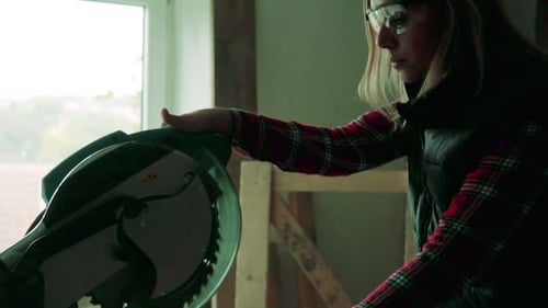Joven trabajadora en el taller de carpintería