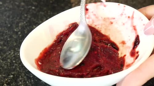 Frisches hausgemachtes Eis in Schüssel mit Löffel Nahaufnahme