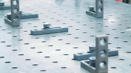 Superficie metálica de la unidad industrial con orificios iguales. Superficie de aluminio con sujetadores