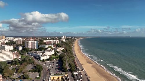 Bournemouth. Imágenes panorámicas de la ciudad y del mar mirando hacia Eastcliffe bajo un sol brillante