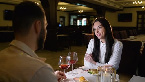Couple romantique profitant d'un dîner aux chandelles au restaurant