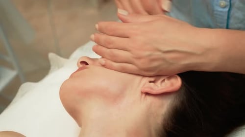 Toucher doucement le côté de la tête pour favoriser le calme et faciliter le massage de la zone des tempes pour réduire le stress et