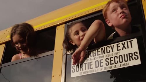 crianças no ônibus escolar - Crianças na janela do ônibus escolar