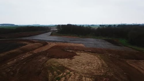 Imagem panorâmica lenta de um terreno de um canteiro de obras que precisa de obras para construir casas