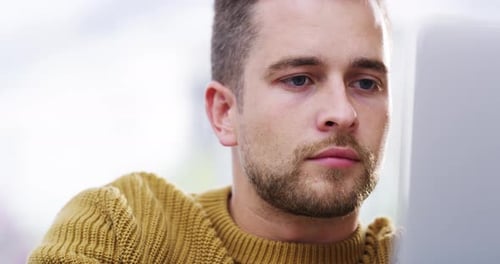 4k-Videomaterial eines gutaussehenden kreativen jungen Geschäftsmannes, der in seinem Büro an einem Computer arbeitet