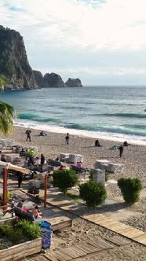 Vertikales Video Majestätische Schönheit der Küste Luftaufnahme der atemberaubenden Strandlandschaft auf der