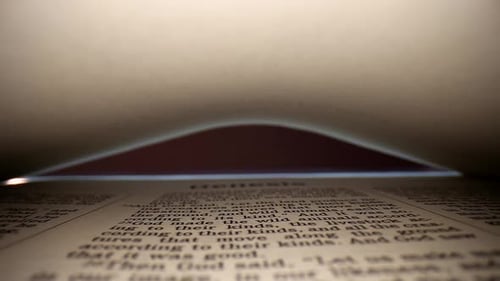 Genesis-langsam Linse aus dem Buch ziehen, Mittelansicht der Seite. Wortansicht der Seiten aus der Perspektive, auf Bo